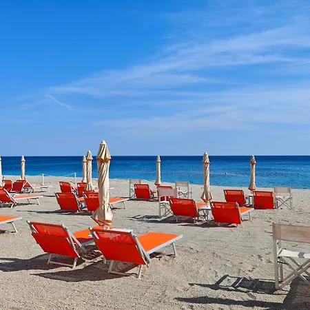 Hostdomus - La Piazzetta Sul Mare